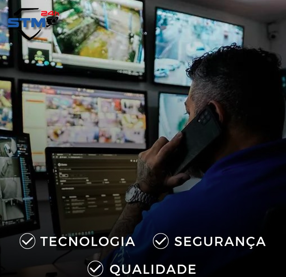 Operadora da central STM acompanhando câmeras e atendendo via telefone